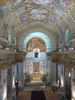 Intérieur de l'église Santa Maria Donna Regina Nuova