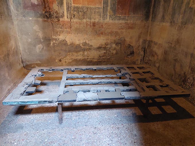 Un lit dans une villa d'Herculanum Un lit dans une villa d'Herculanum